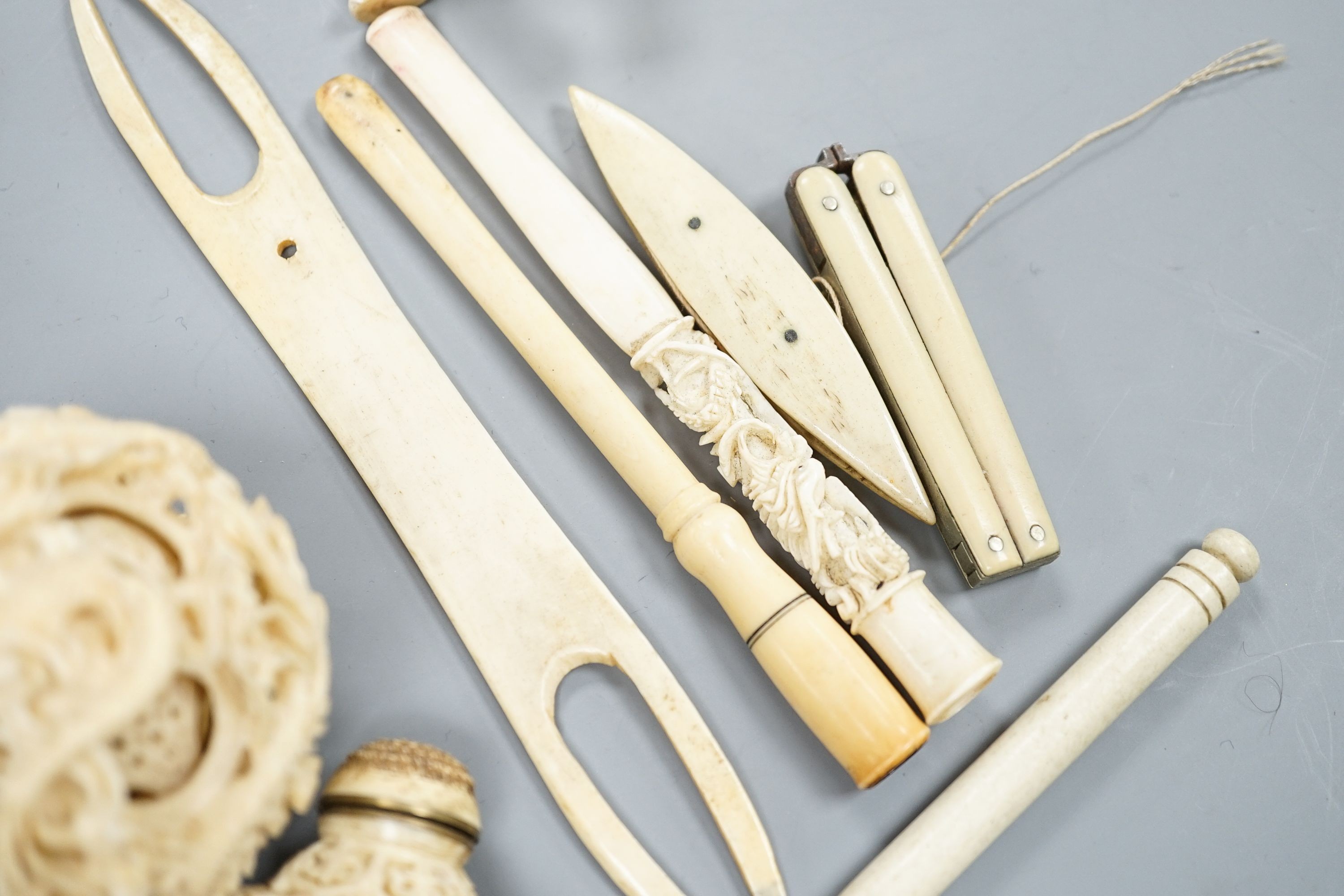 A group of mixed Ivory pieces including a concentric ball and stand, 19th/early 20th century 80-120